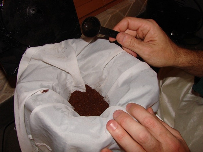 Pria Ini Pake Gaun Pernikahan